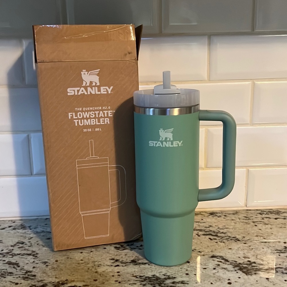 NIB 30oz Stanley Quencher H2.O eucalyptus